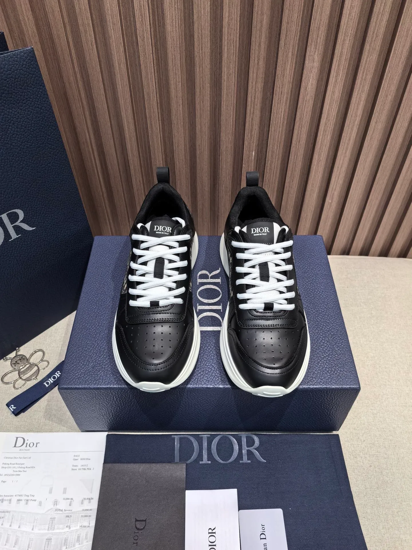 Factory price: 440💰 🔍Top purchasing agent🇮🇹 Dior's super-popular sports shoes, popular for street men, are synchronized with the new product counters. The uppers are made of Italian original imported cowhide and matched with D's customized fabrics. It is a must-have for fashionistas. The complex craftsmanship is perfectly reproduced. Imported soft cowhide foot pads, soles: original soles specially provided by the original factory, exclusive movable molded soles are super comfortable, original factory follow-up goods, 🔍🔍high quality, you can enter and exit the counter at will, welcome to compare, code number 38-45 (46 can be customized and cannot be returned or exchanged)
